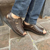 صندل چرم مردانه مدل یاقوت قهوهای چرم طبیعی رویه و زیره پیو سبک و انعطافپذیر