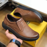 کفش چرم مردانه طرح راحتی جانسون عسلی رویه چرم طبیعی زیره پیو طبی